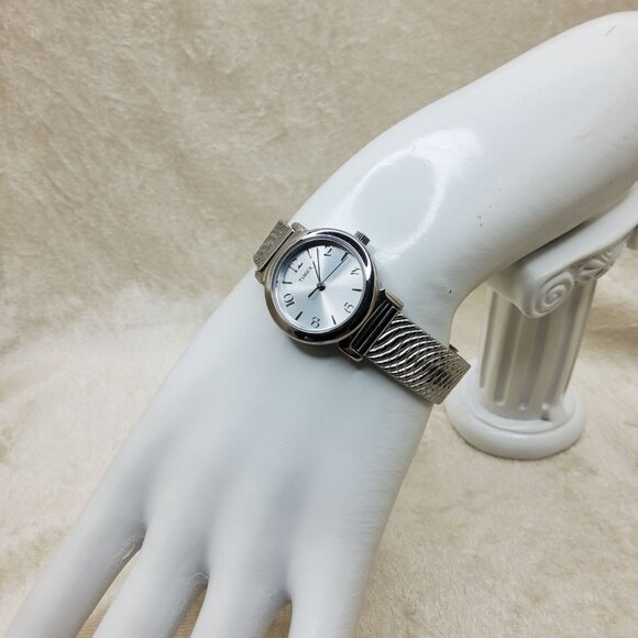 Vintage Timex Ladies Silver-Tone Dress Watch With Stainless Steel Expansion Band - Picture 9 of 9
